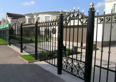 Кованый забор, ворота и калитка с пиками
