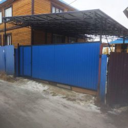 Односкатный Навес к дому и откатные ворота из синего профлиста